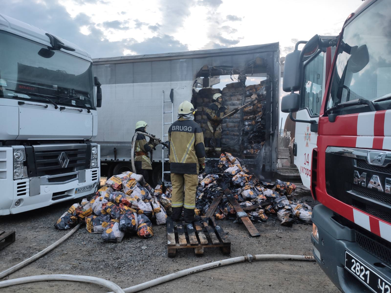 В Ужгороді у причіпі вантажівки загорілося вугілля (ФОТО)