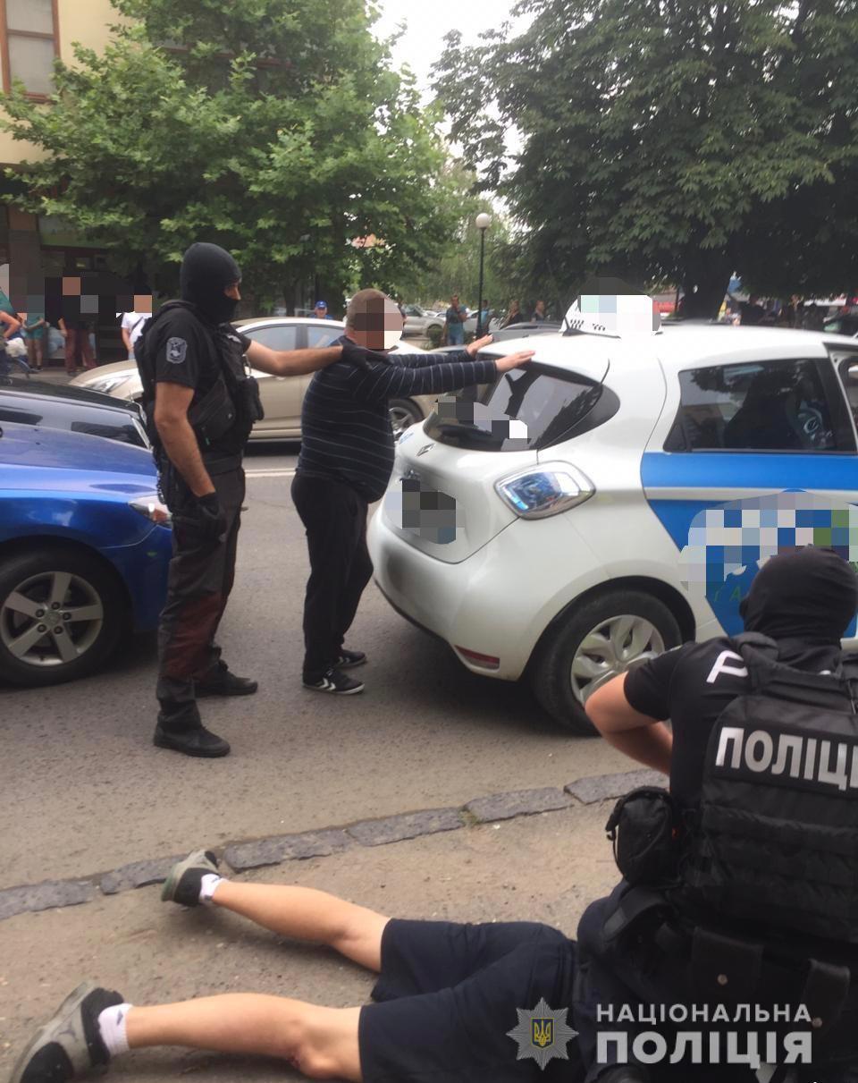 У поліції розповіли про обставини затримання наркоторговців в Ужгороді (ФОТО)