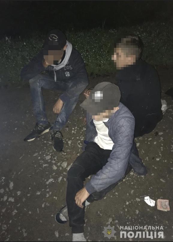Удосвіта на Ужгородщині затримали трійко молодиків, котрі викрали телефонний кабель і втекли на авто (ФОТО)