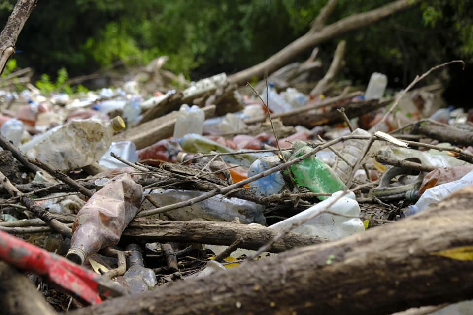 На Закарпатті продовжують розчищати річки від сміттєвих заторів (ФОТО)