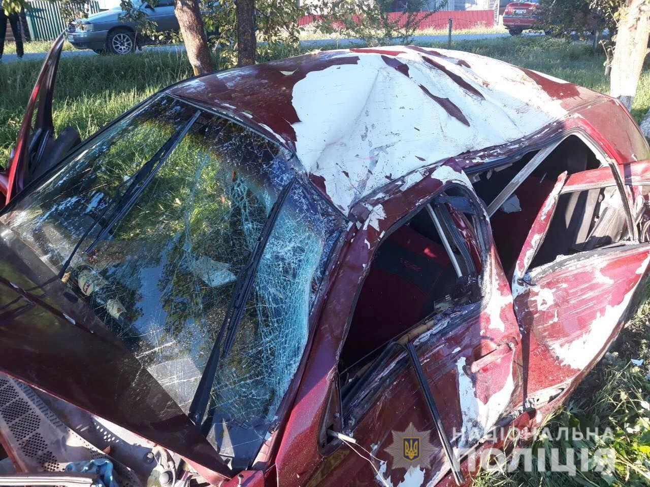 У Лазещині  на Рахівщині Volkswagen вилетів у кювет, де зіткнувся з деревом. Загинули двоє людей (ФОТО)