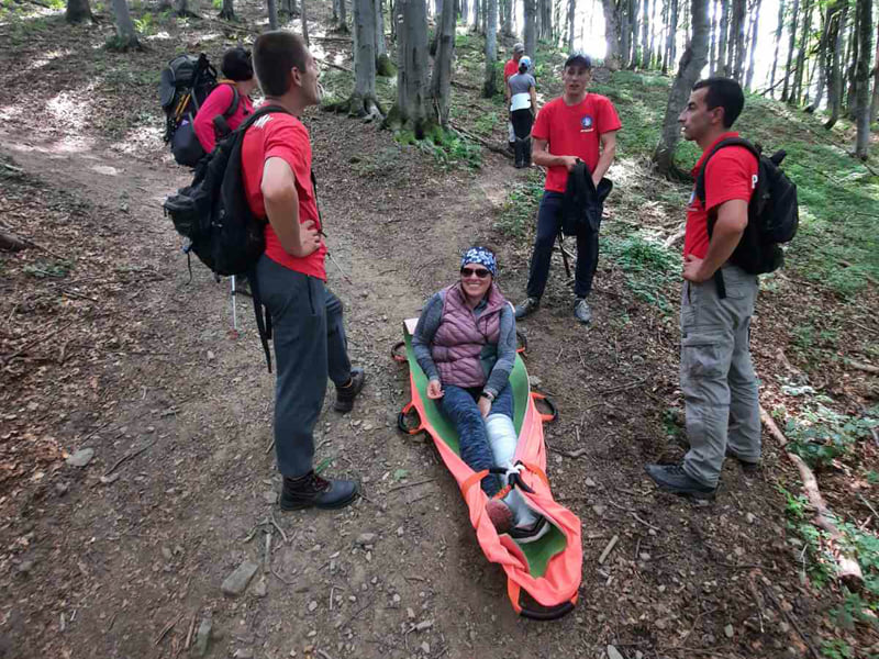 На Воловеччині рятували туристку з Рівного, яка послизнулася й серйозно травмувала ногу (ФОТО)