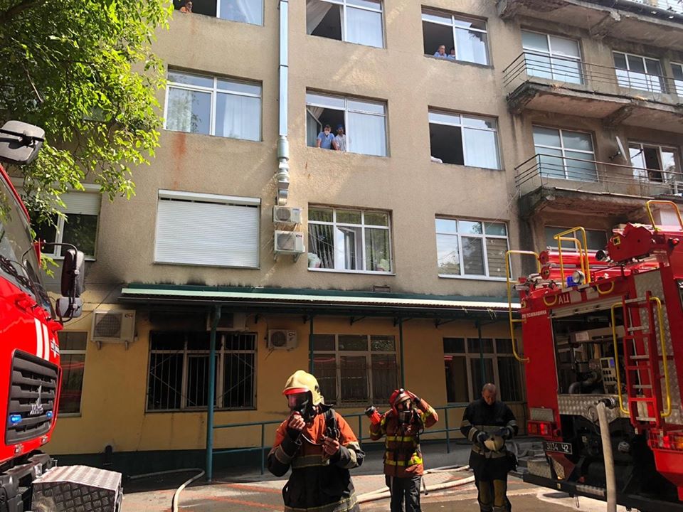 200 осіб евакуювали під час пожежі в Хустській райлікарні (ФОТО)