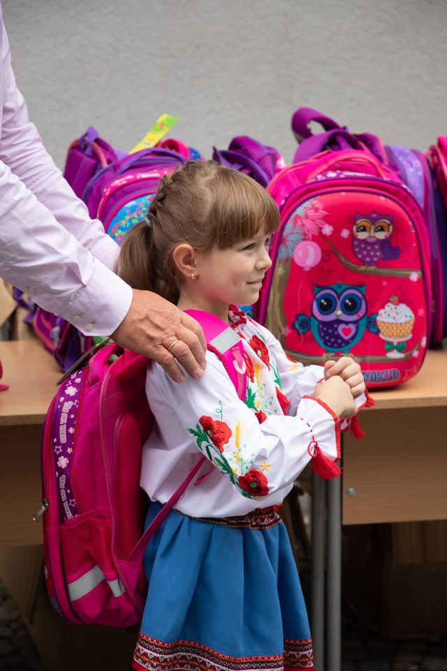 Понад 60 першачків в Ужгороді отримали шкільні ранці у рамках соціальної акції "Перший портфелик"