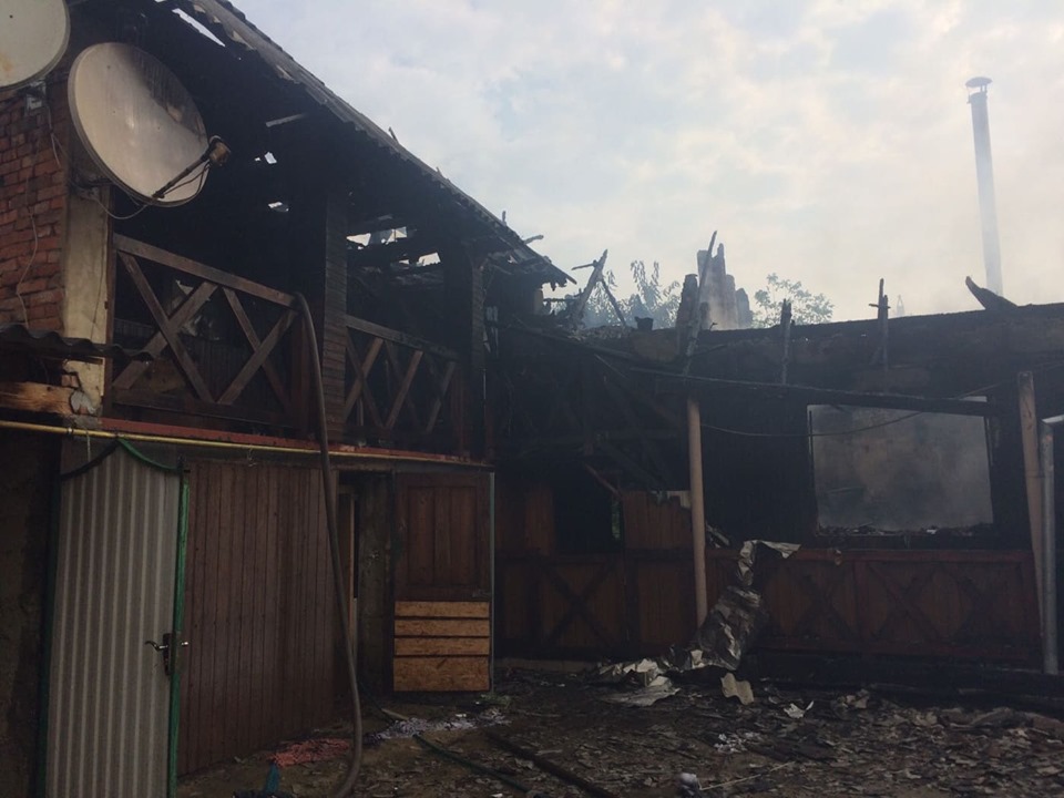 Пожежа в будинку в Мукачеві пошкодила ще і припаркований поруч легковик (ФОТО)