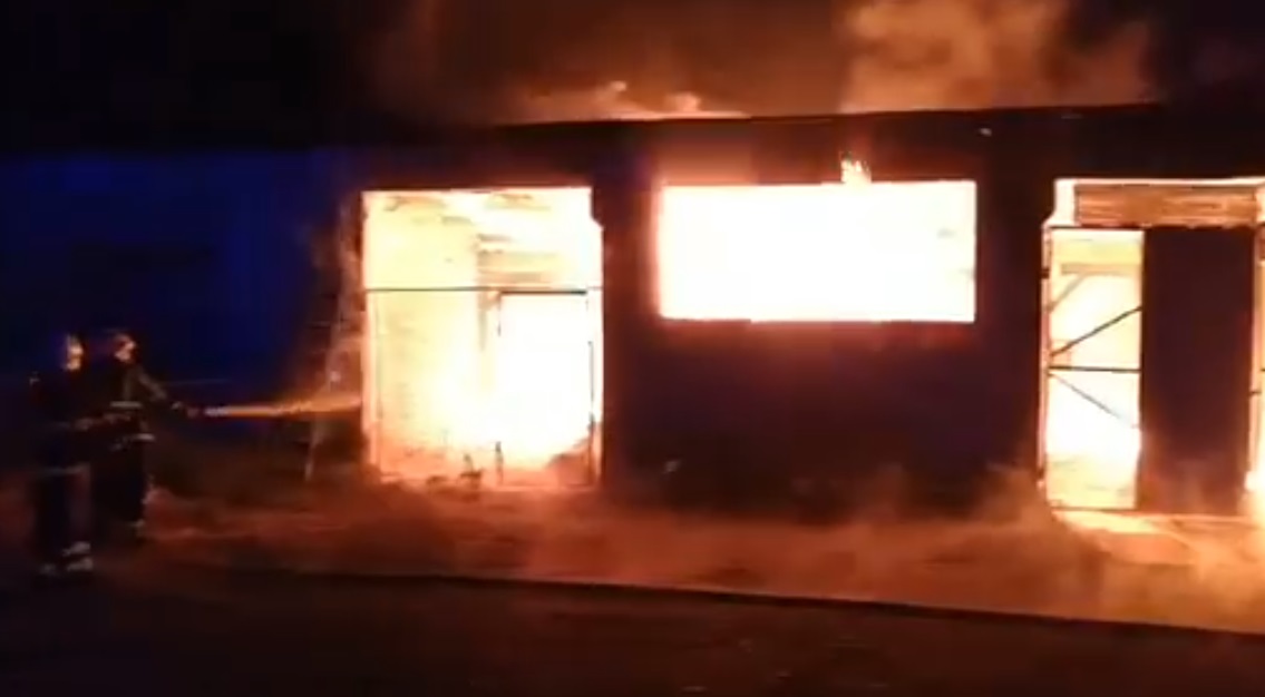 У Хусті пожежу в цеху із виготовлення паливних брикетів гасили майже 6 годин (ФОТО, ВІДЕО)
