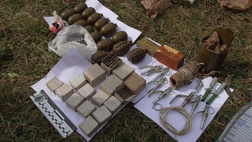 У будинку мешканця Міжгірщини під час обшуку знайшли 18 гранат, набої, тротилові шашки та запали до гранат (ФОТО)