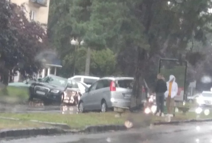 В Ужгороді авто, уникаючи наїзду на пішохода, врізалося в дерево (ФОТО)