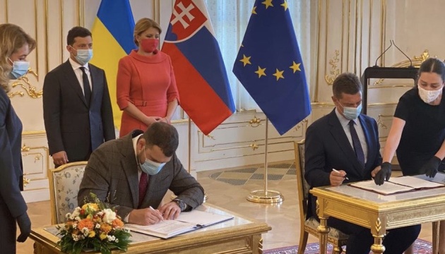 Україна та Словаччина підписали угоду про відновлення роботи аеропорту "Ужгород"