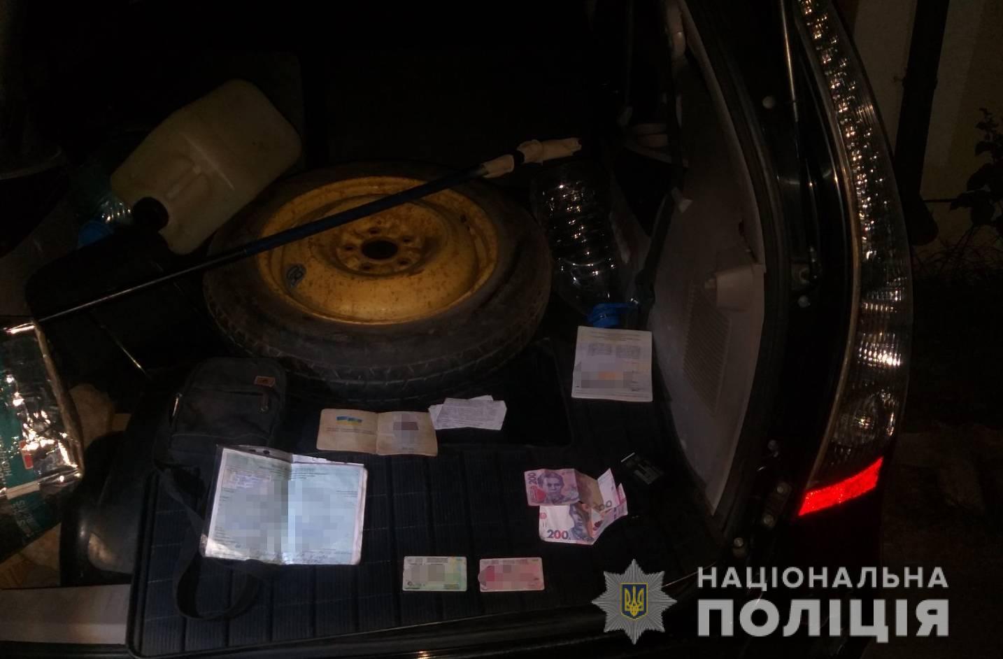 У Берегові четверо нападників побили чоловіка, пошкодили його авто та відібрали сумку з документами і грошима (ФОТО)