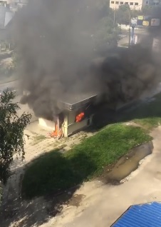 ВІДЕОФАКТ. В Ужгороді згоріла автобусна зупинка