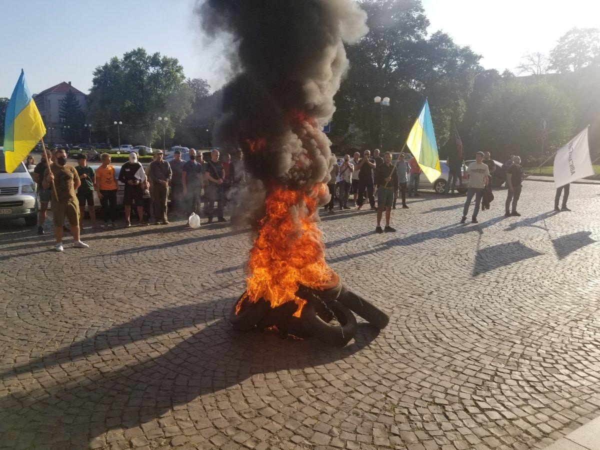 В Ужгороді палили шини під ОДА на знак протесту проти капітуляції (ФОТО, ВІДЕО)
