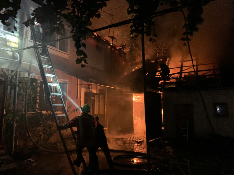 У Хусті пожежа знищила надвірну споруду і пошкодила будинок, на який перекинулася (ФОТО) 