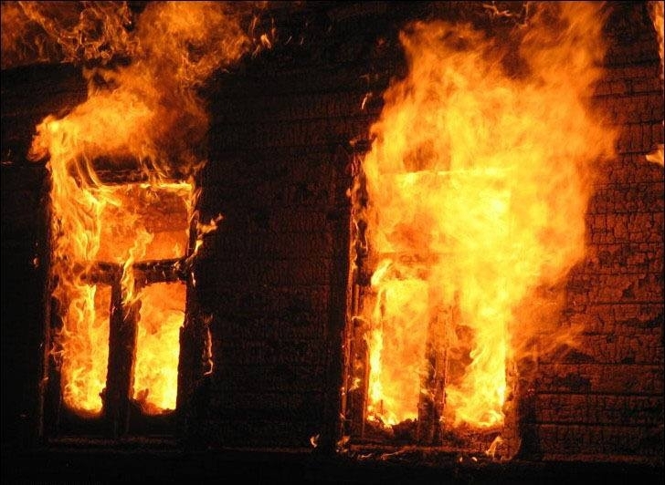 Під час пожежі у будинку на Берегівщині вигоріли дві кімнати 