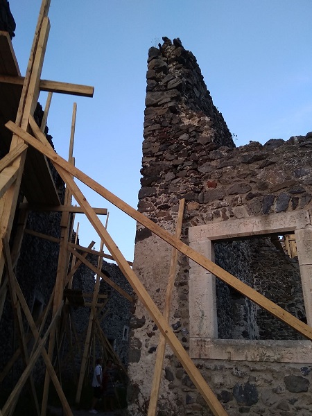 ФОТОФАКТ. На Закарпатті укріплюють мури та реконструюють вежі Невицького замку