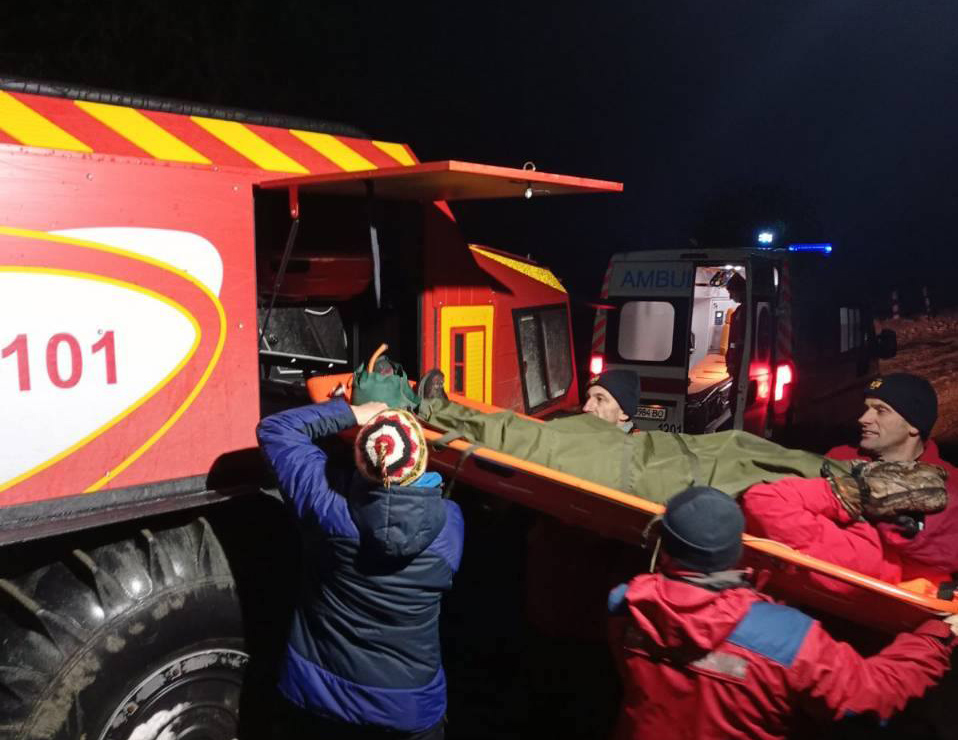 Туристку з Херсона, що травмувала ногу в горах на Рахівщині, транспортували до лікарів (ФОТО)