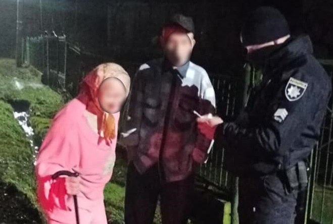 На Закарпатті, на трасі Київ - Чоп патрульні виявили літню жінку в піжамі (ФОТО)