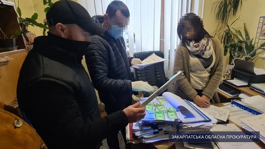 Начальницю одного з відділів Свалявської РДА викрито на хабарі у 500 доларів (ФОТО)