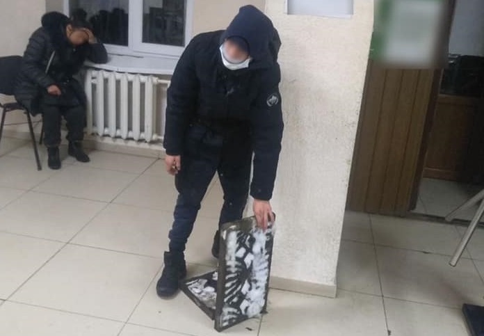 В Ужгороді патрульні затримали неповнолітнього крадія зливових решіток (ФОТО)