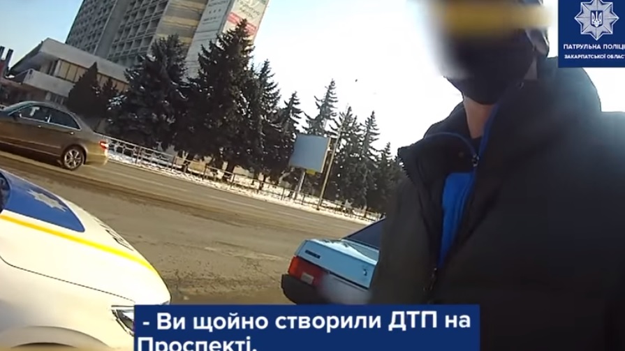 В Ужгороді затримали нетверезого водія, який, імовірно, вчинив ДТП, побив потерпілого і втік з місця події (ВІДЕО)