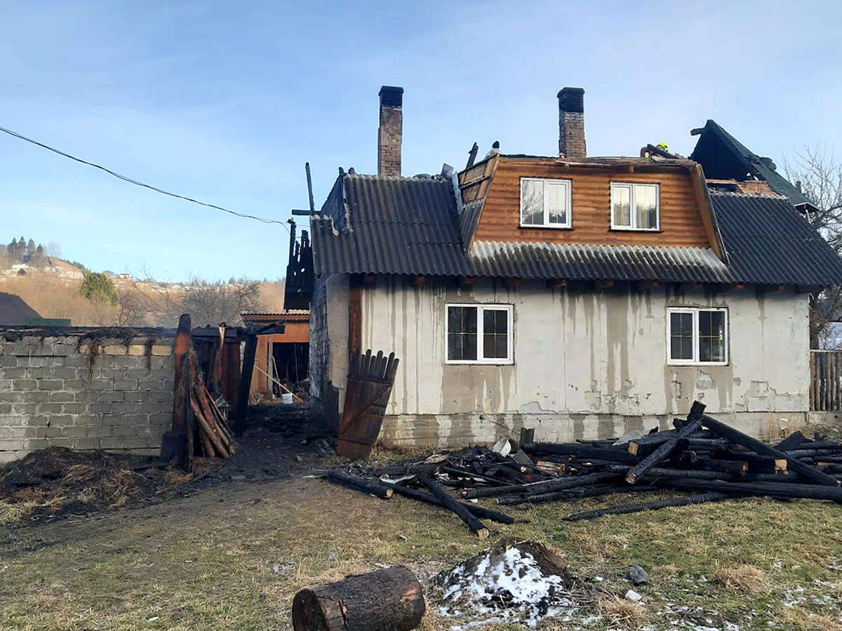 На Рахівщині пожежа з господарчої споруди з сіном перекинулася на будинок (ФОТО)