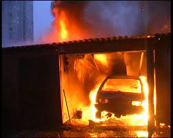Під час пожежі в гаражі у Петрівці в Чопіській громаді згорів ВАЗ