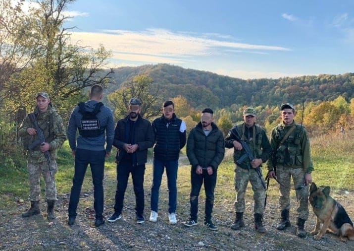 Поблизу кордону зі Словаччиною на Закарпатті затримали трьох нелегалів із Туреччини (ФОТО)