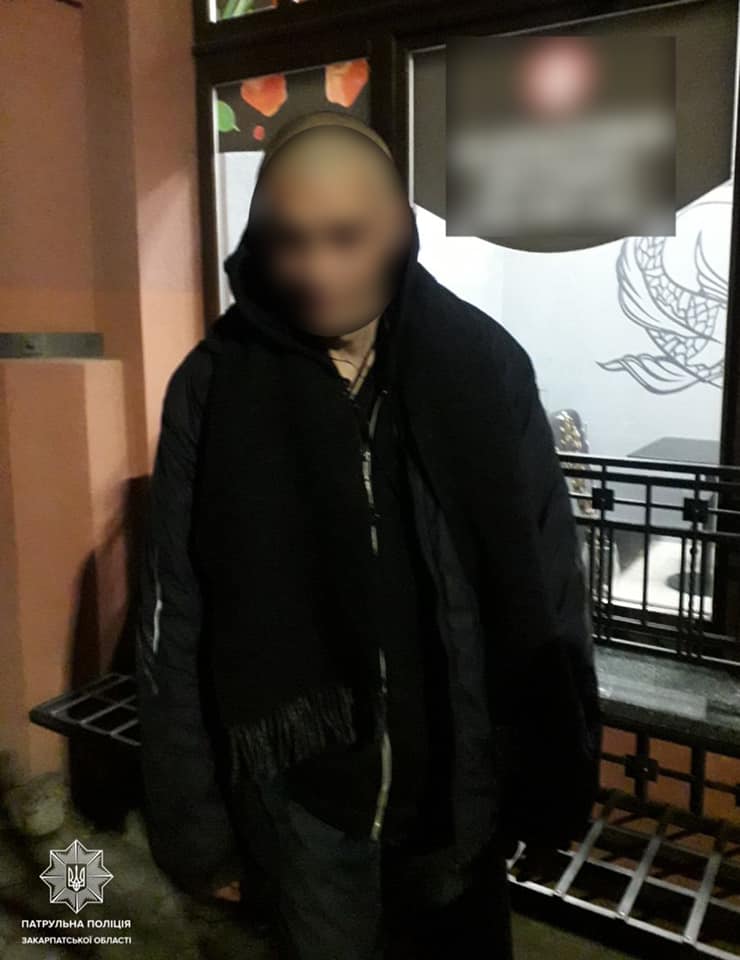 В Ужгороді затримали чоловіка, котрий виніс із закладу харчування скриньку з грошима (ФОТО)