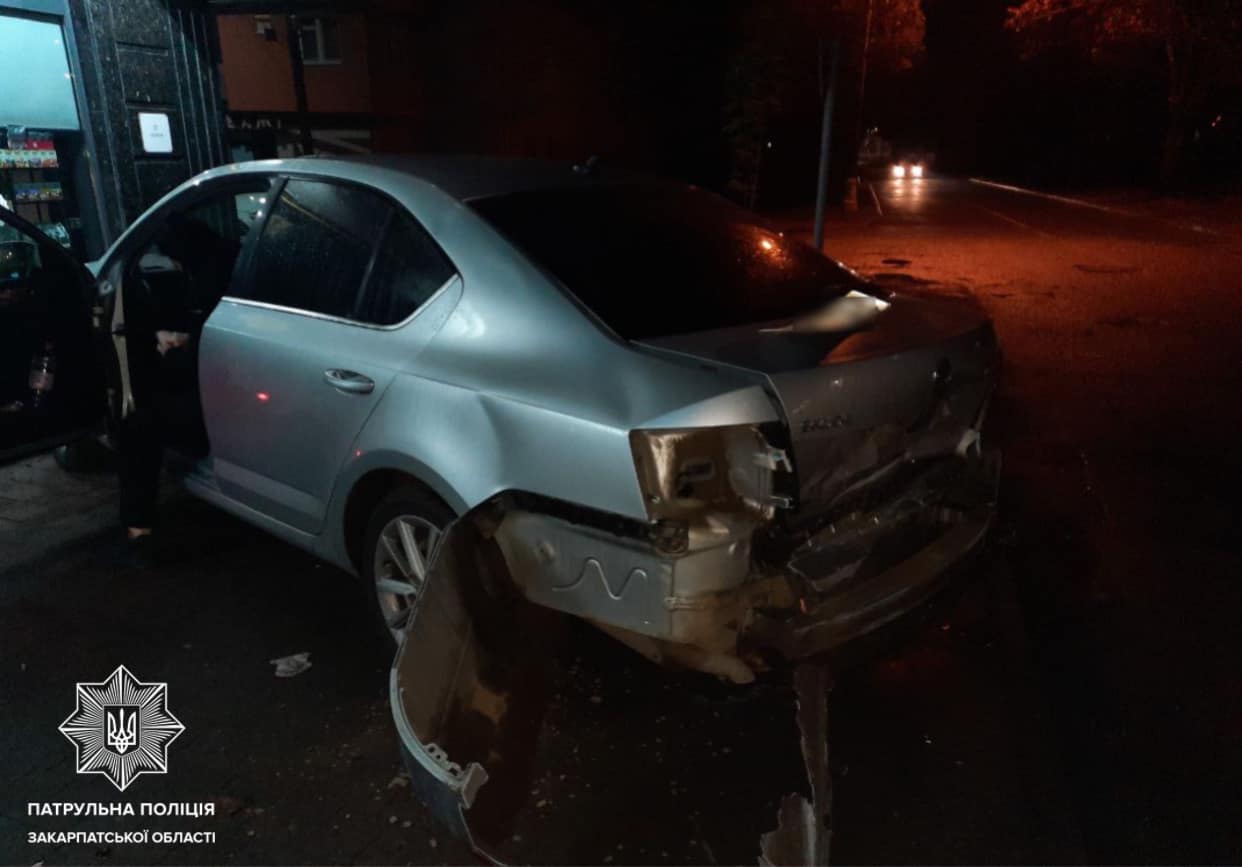 Уночі в Ужгороді нетверезий водій врізався у припарковане авто (ФОТО)