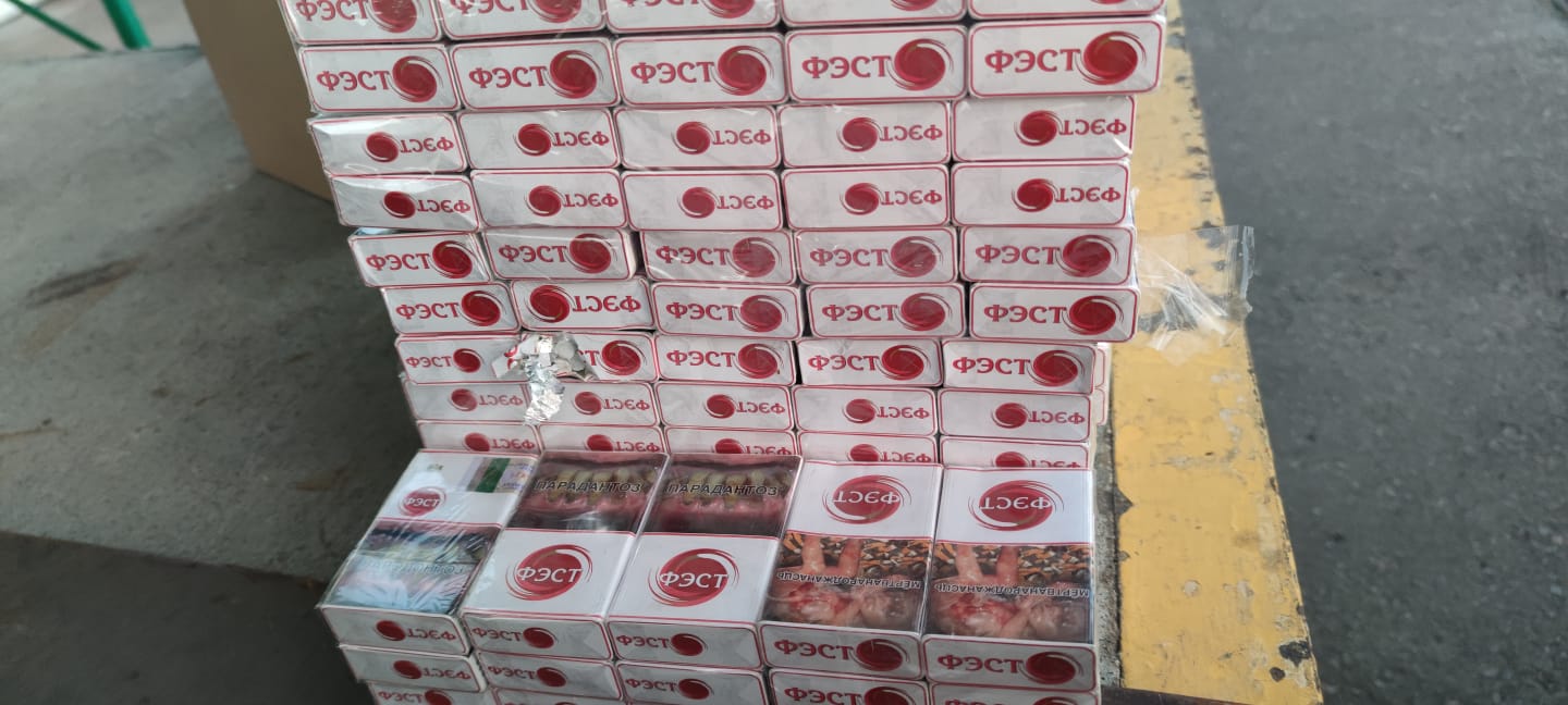 На кордоні на Закарпатті у тайнику під кабіною вантажівки виявили 1,5 тисячі пачок сигарет (ФОТО)