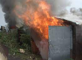 Під час пожежі в гаражі у Виноградові згоріла Skoda Octavia