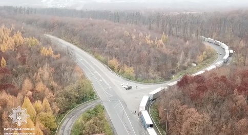 Перед КПП "Тиса" та "Ужгород" на Закарпатті – величезні черги вантажівок (ВІДЕО)