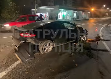 Вночі в Ужгороді нетверезий водій наїхав на круг (ВІДЕО)