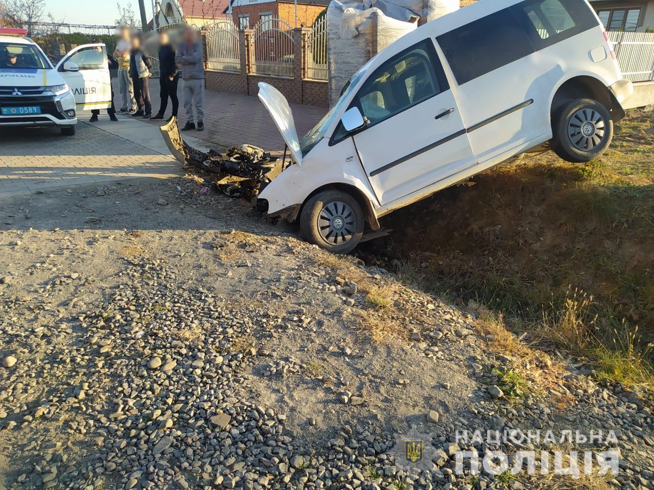 На Закарпатті неповнолітній водій з'їхав з дороги і врізався в бетонний місток, четверо людей травмовано (ФОТО)