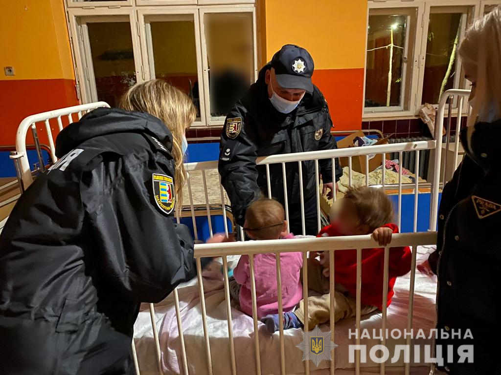 На Берегівщині вилучили двох маленьких дітей, яких матір тримала в антисанітарії, без їжі та тепла (ФОТО, ВІДЕО)