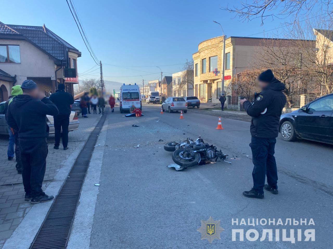На Тячівщині мотоцикл врізався в авто: 16-річна пасажирка загинула, 18-річний водій – травмований (ФОТО)