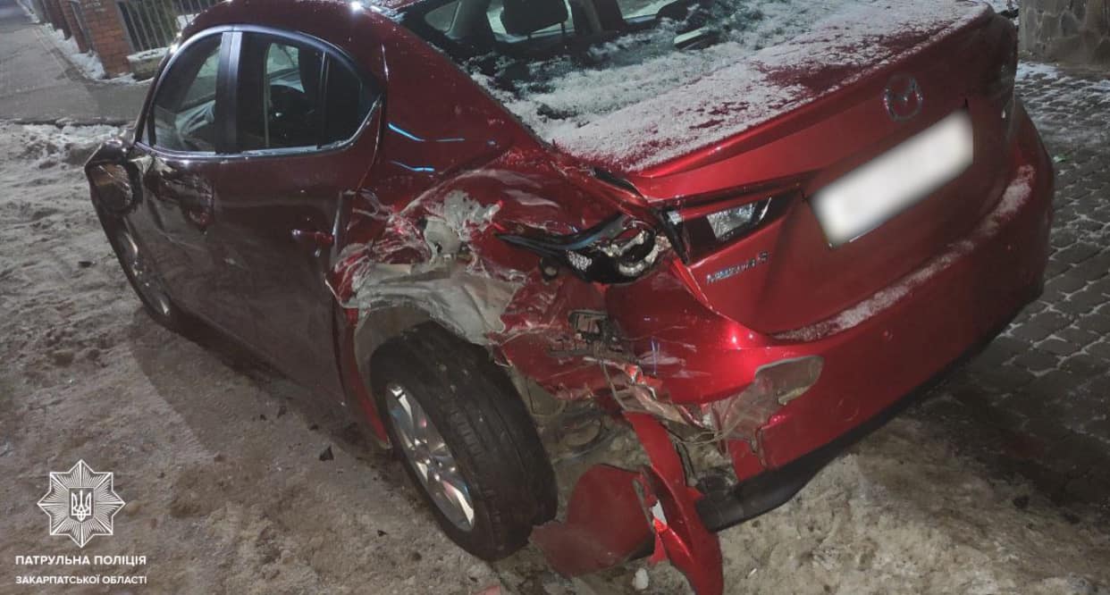 У Мукачеві нетвереза водійка пошкодила припарковане авто і поїхала геть (ФОТО)