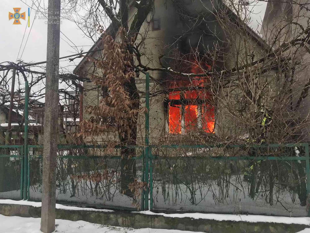 У Хусті через електричний обігрівач загорівся будинок (ФОТО)