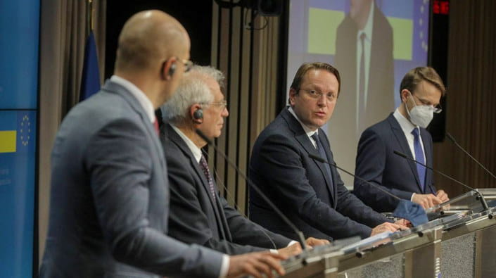 Єврокомісар Олівер Варгеї (другий праворуч) став антигероєм Ради асоціації Україна-ЄС