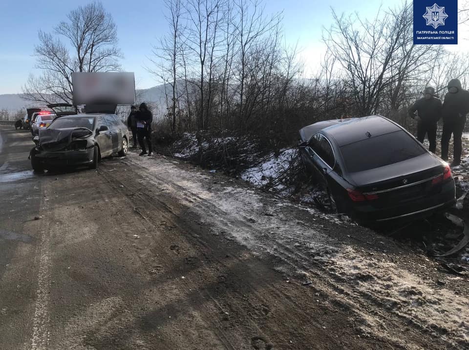 Біля Чинадієва внаслідок зіткнення двох авто одне опинилося у кюветі, а водія ушпиталили (ФОТО)