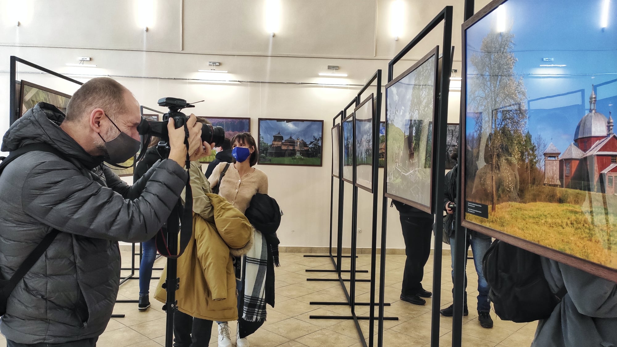В Ужгороді відкрили фотовиставку про дерев'яну сакральну архітектуру Карпат в Україні та Польщі (ФОТО)