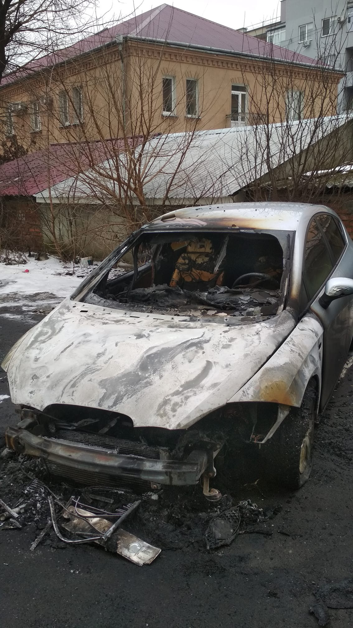В Ужгороді невідомі спалили у дворі 16-поверхівки авто (ФОТО)