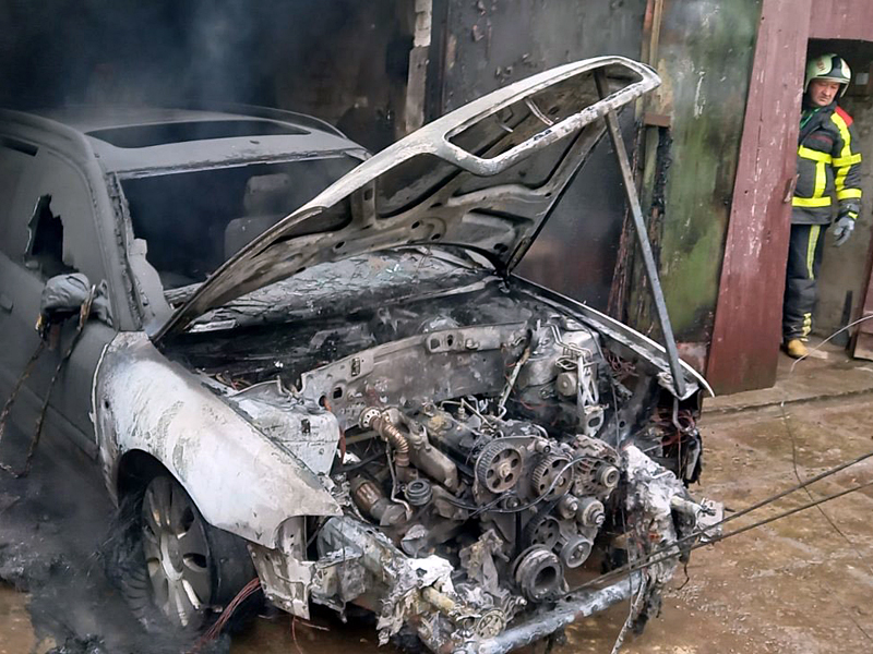 На Мукачівщині в гаражі згоріла Audi (ФОТО)