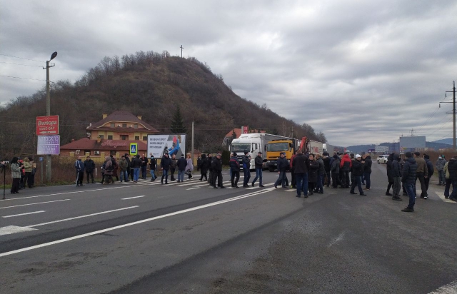 ФОТОФАКТ. На виїзді з Мукачева, протестуючи проти підвищення тарифів, люди перекрили дорогу