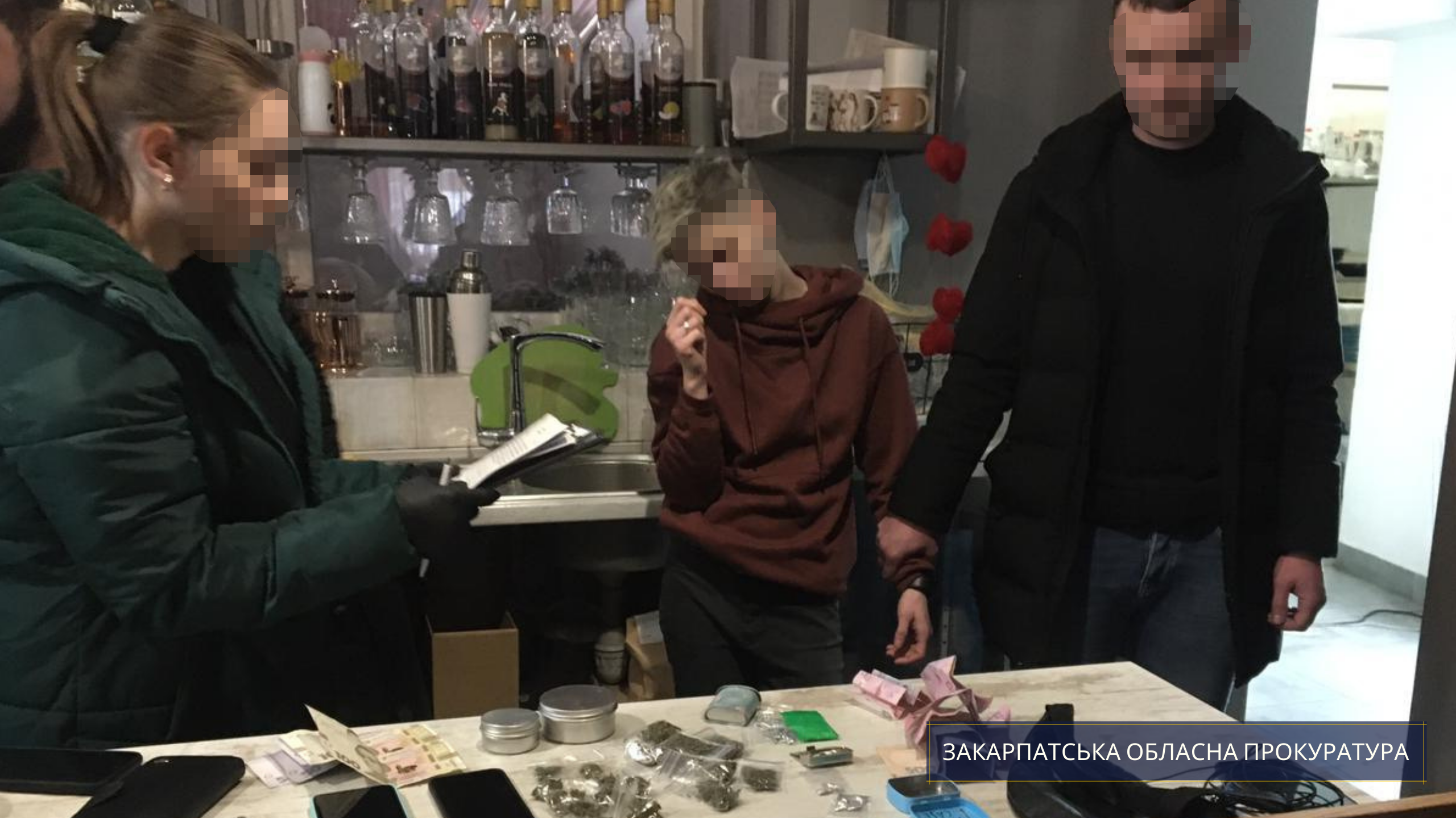 Прокуратура домагатиметься для затриманої на Ужгородщині наркоторгівки тримання під вартою замість домашнього арешту (ФОТО)