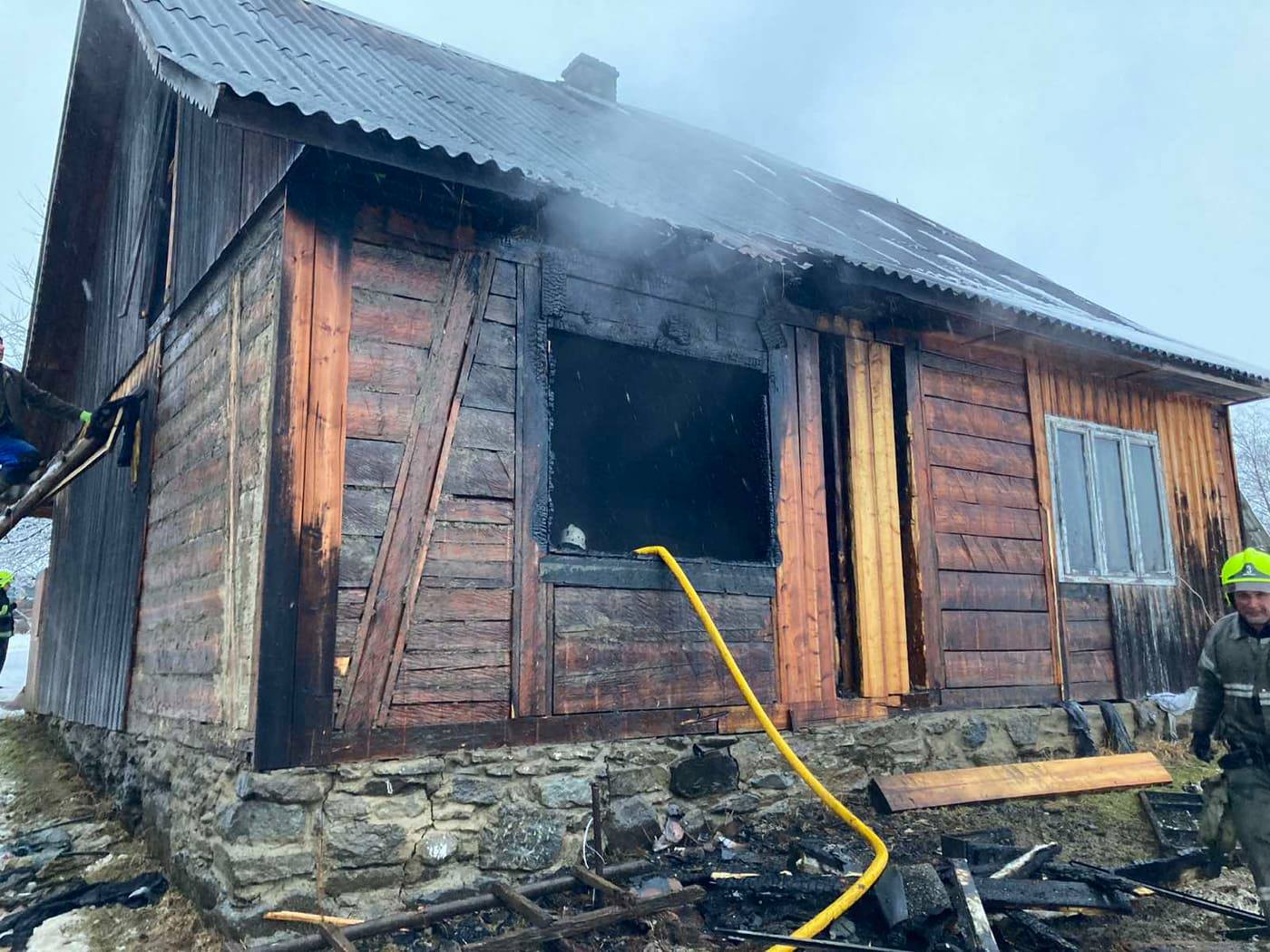 На Рахівщині, в Ясінях гасили пожежу в будинку