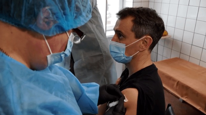Провакцинований головний санлікар України захворів на коронавірус, але "зрада відміняється"