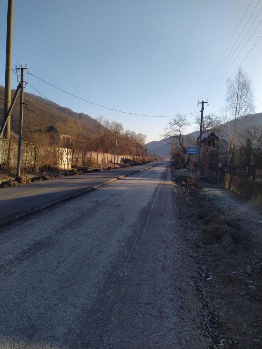 На Закарпатті ремонтують найдовшу ділянку дороги Н-13 між Жорнавським перевалом та Великим Березним (ВІДЕО)