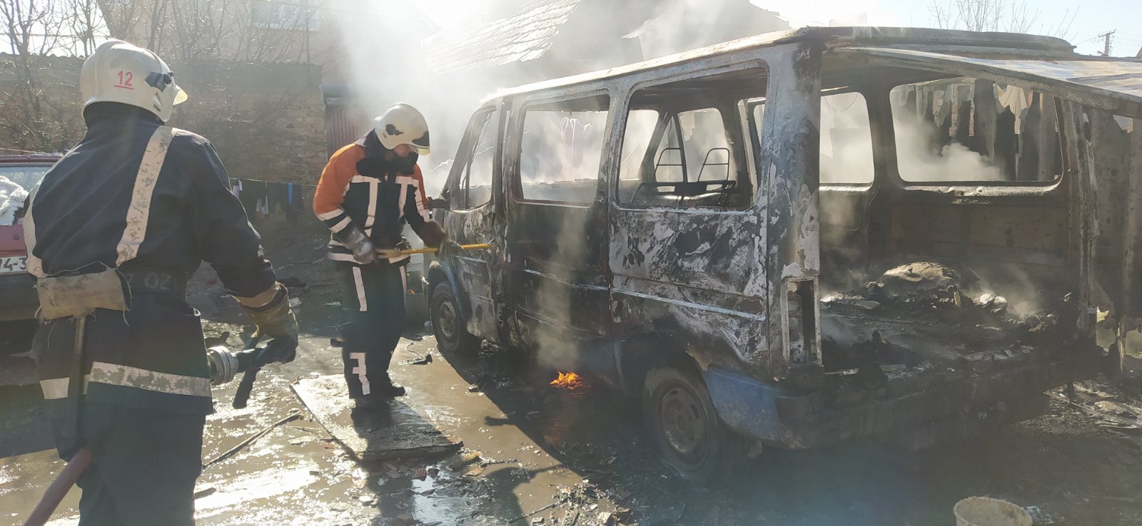 У Берегові, ймовірно через дитячі пустощі, згорів мікроавтобус (ФОТО)