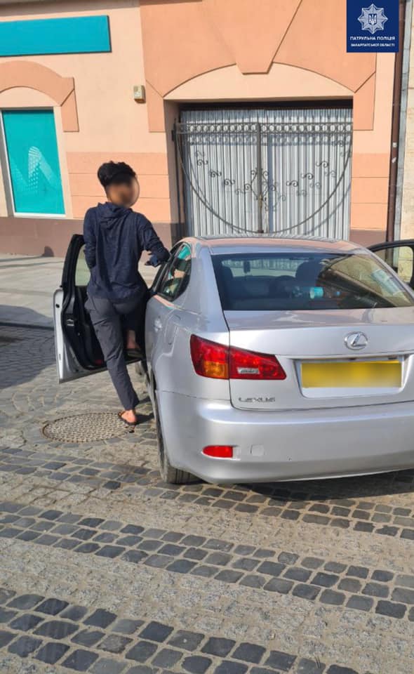 В Ужгороді оштрафували водія "Лексуса", що зупинився на пішохідному переході (ФОТО)